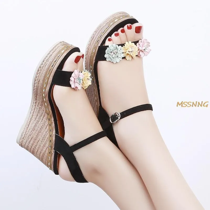 Zomer vrouwen wiggen sandalen mode bloem buckle riem riem super hiel dames schoenen piepen teen dikke bodem comfortabele dames sandals1