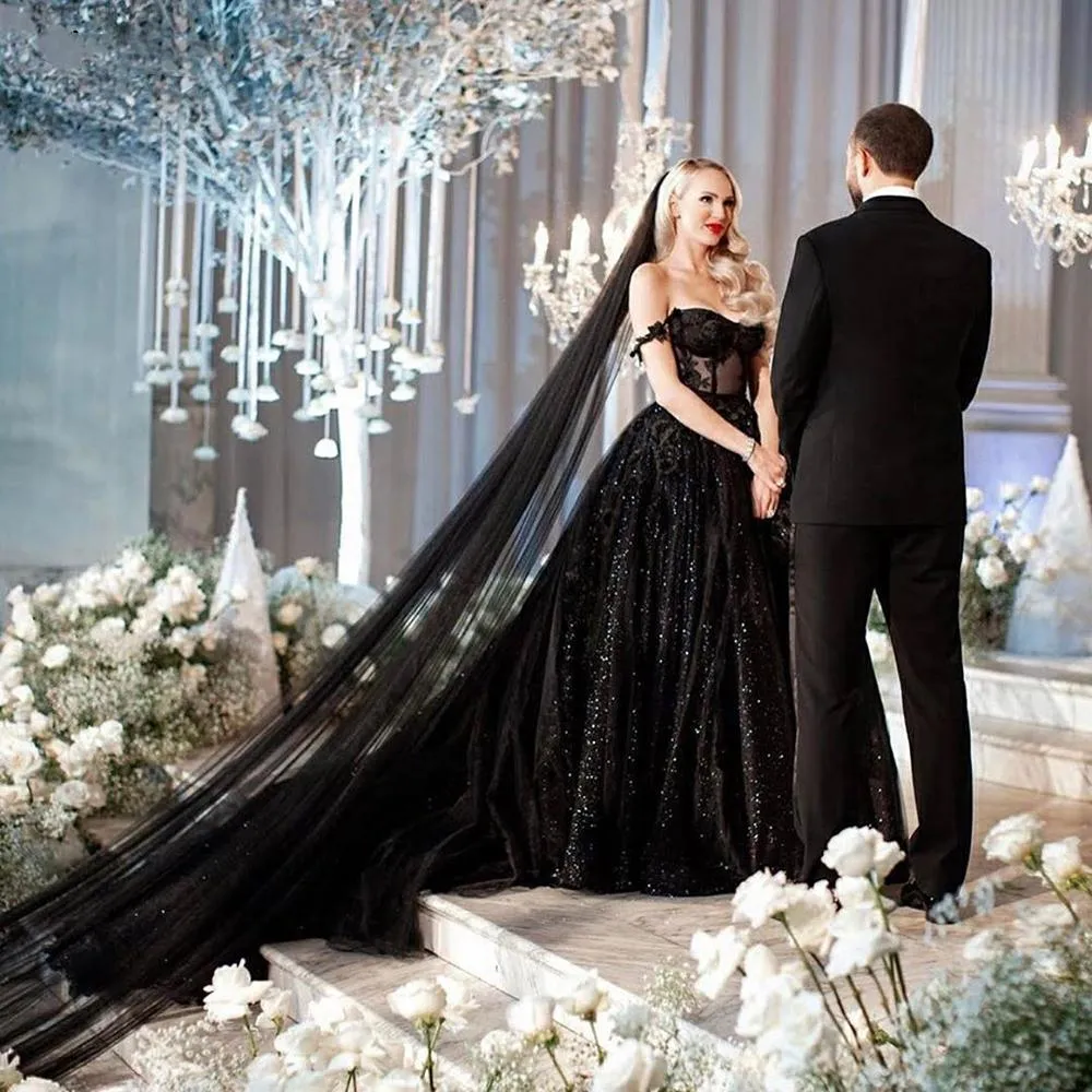 2021 فساتين الزفاف الأسود القوطية مثير قبالة الكتف سباركلي الترتر الرباط appliqued خمر أثواب الزفاف القطار الرجعية الشتاء اللباس