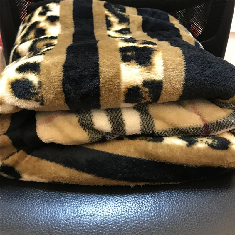 Coperta portatile Coperta in pile di corallo peluche con stampa leopardata morbida coperta invernale Stile vintage di buona qualità