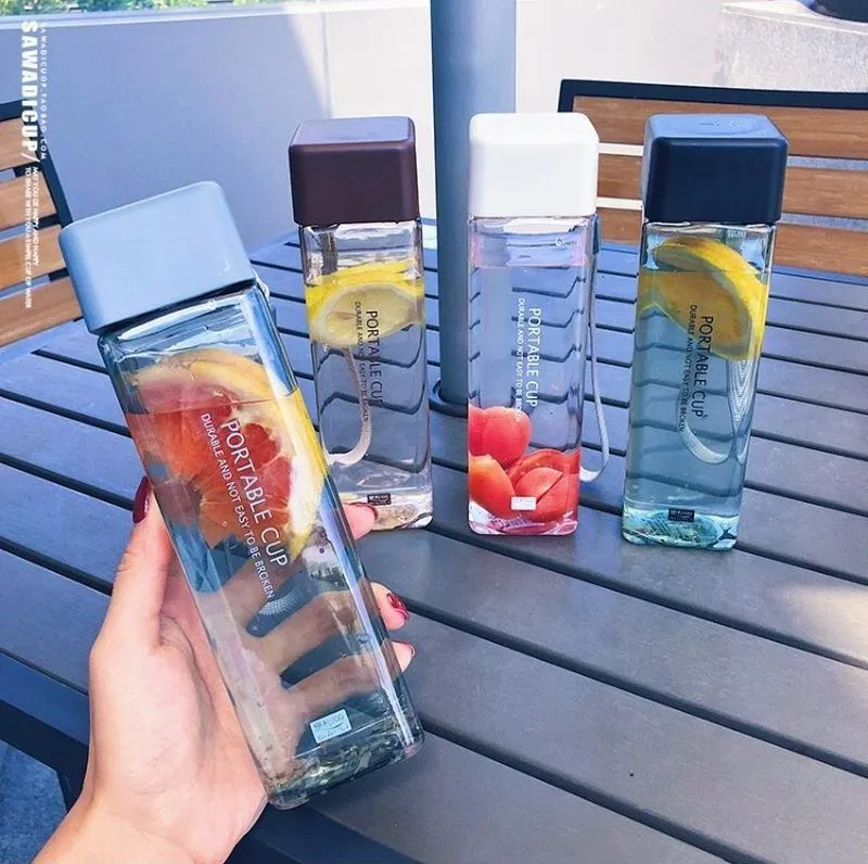 Quadrado de água simples tumblers portáteis solteira de gota à mão copo de personalidade plástica copo transparente à prova de vazamento com tampa criativa pequena fresca