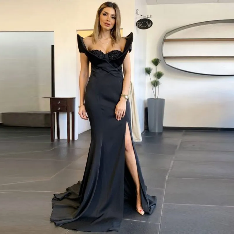 세련된 인어 Satin Prom 어깨 떨어져 드레스 블랙 아플리케 비즈 인어 사이드 스플릿 저녁 파티 착용 Vestido de Noiva