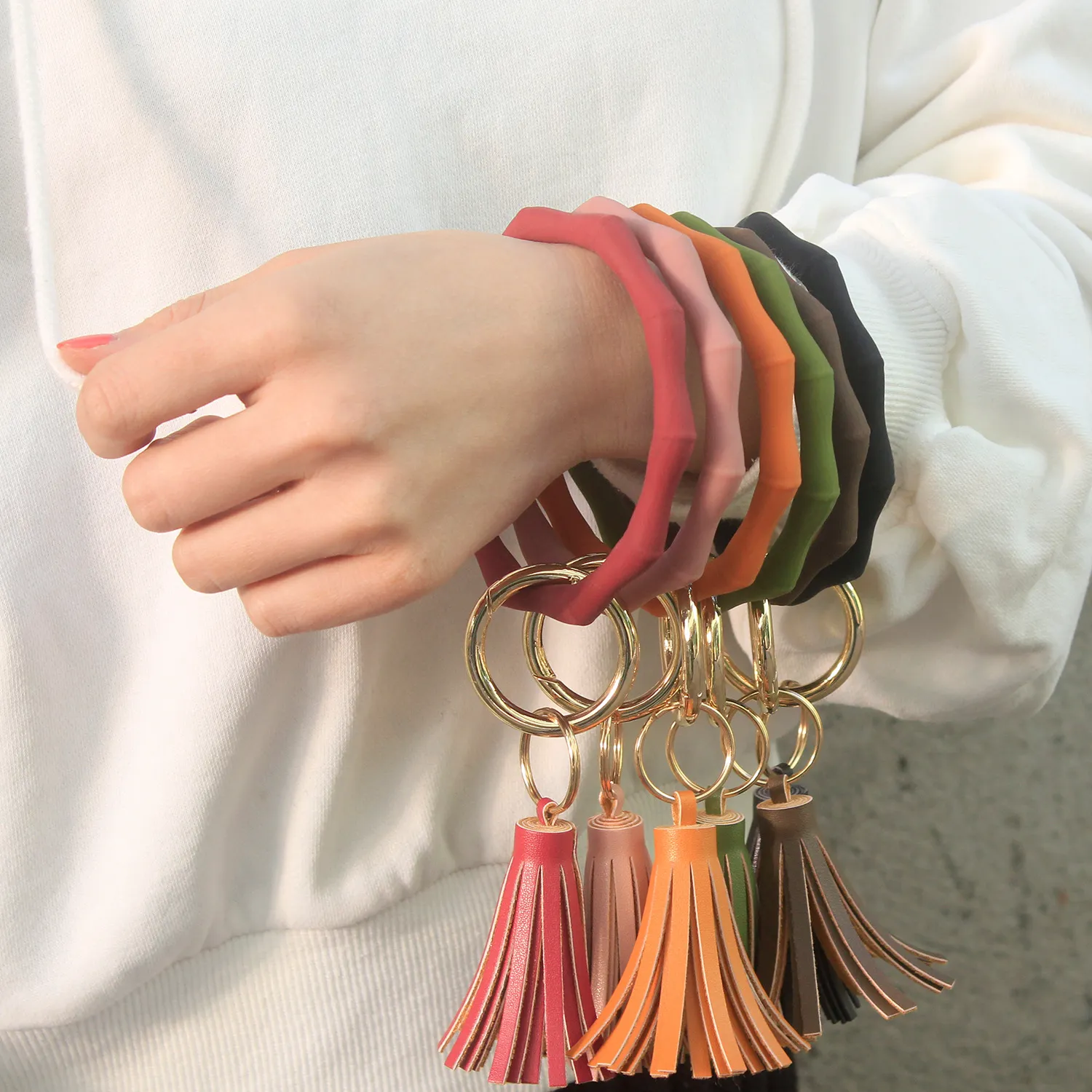 Silikon-armbandsnyckelringsarmband med läder Tassel Bangle Keyring Large Circle Key Ring Armband för Women Girls Presents W-00401