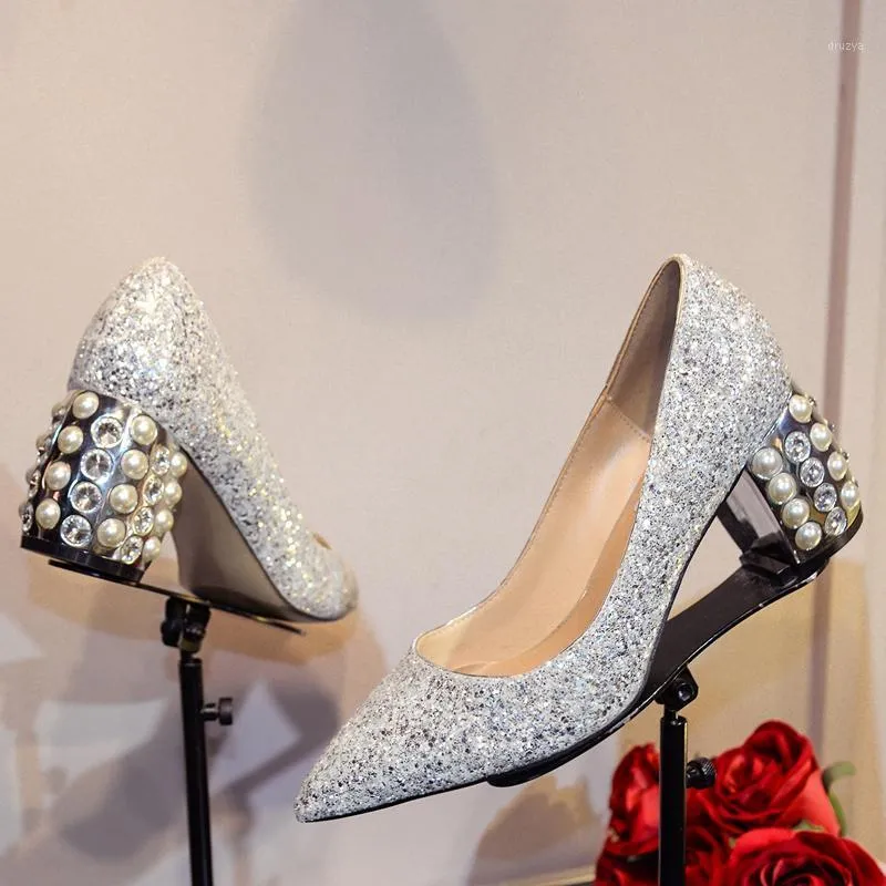 Pumpar Kvinnor Bröllop Skor Glitter Sexig Högklackat Pearl 7cm Block Heel Crystal Fashion Bride Shoes Silver Ladies Spring1