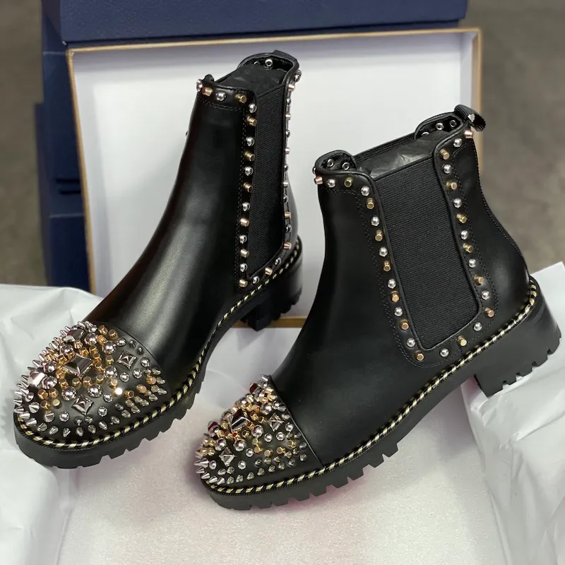 Chasse a clou flat chelsea booties black hotsell