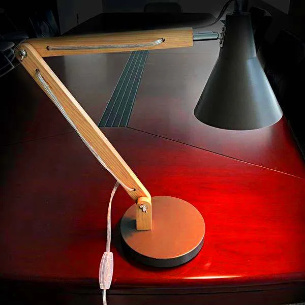 新しいデザインアライナップクラシックミニファッションの曇り金属のランプシェードと木製のブラケットのテクスチャ研究テーブルランプの光源のusプラグ