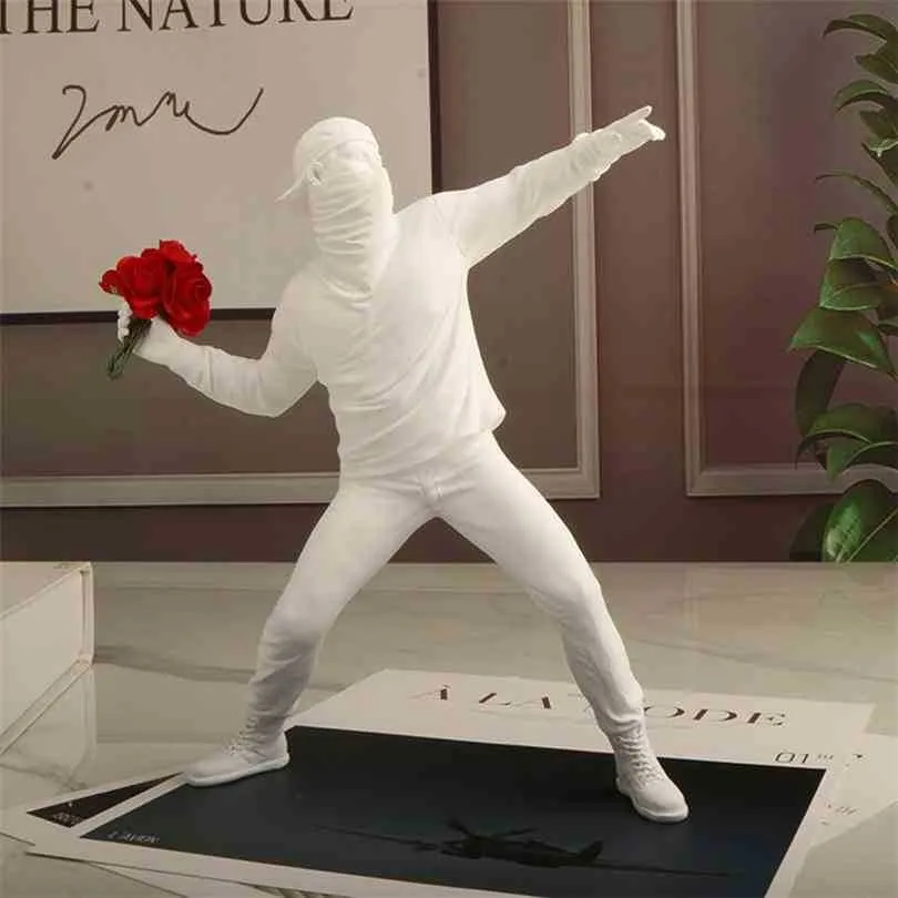 Estátuas Esculturas Banksy Flower Resin Thrower Estátua Bomber Acessórios para Decoração de Casa Ornamentos Modernos Estatueta Colecionável 210827