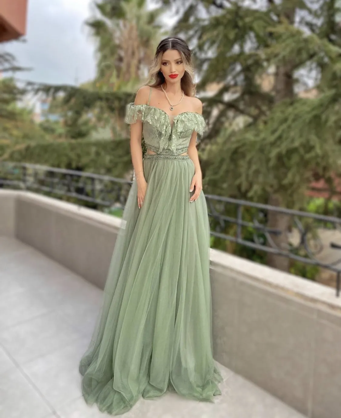 2022 Sage Green Long evening dress A-line off Shoulder bow tie belt Ground Lengt Courtyard Train Prom Dress New Series