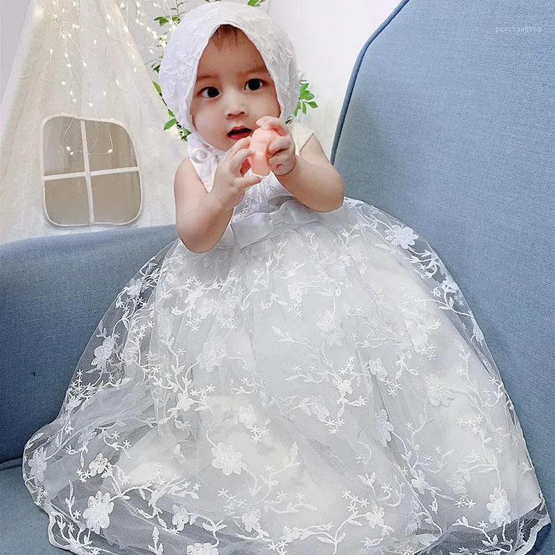 Tjejklänningar Baby Tjej Dop Klänning Outfits Infant White Boutique Lace Chopening Gown With Hat Första Födelsedag För Född Infant1