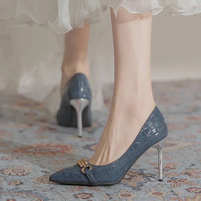 女性ハイヒールのドレスシューズ2022新しいPUフランスのヴィンテージ尖ったつま先のスティレットパンプス金属チェーン作業靴