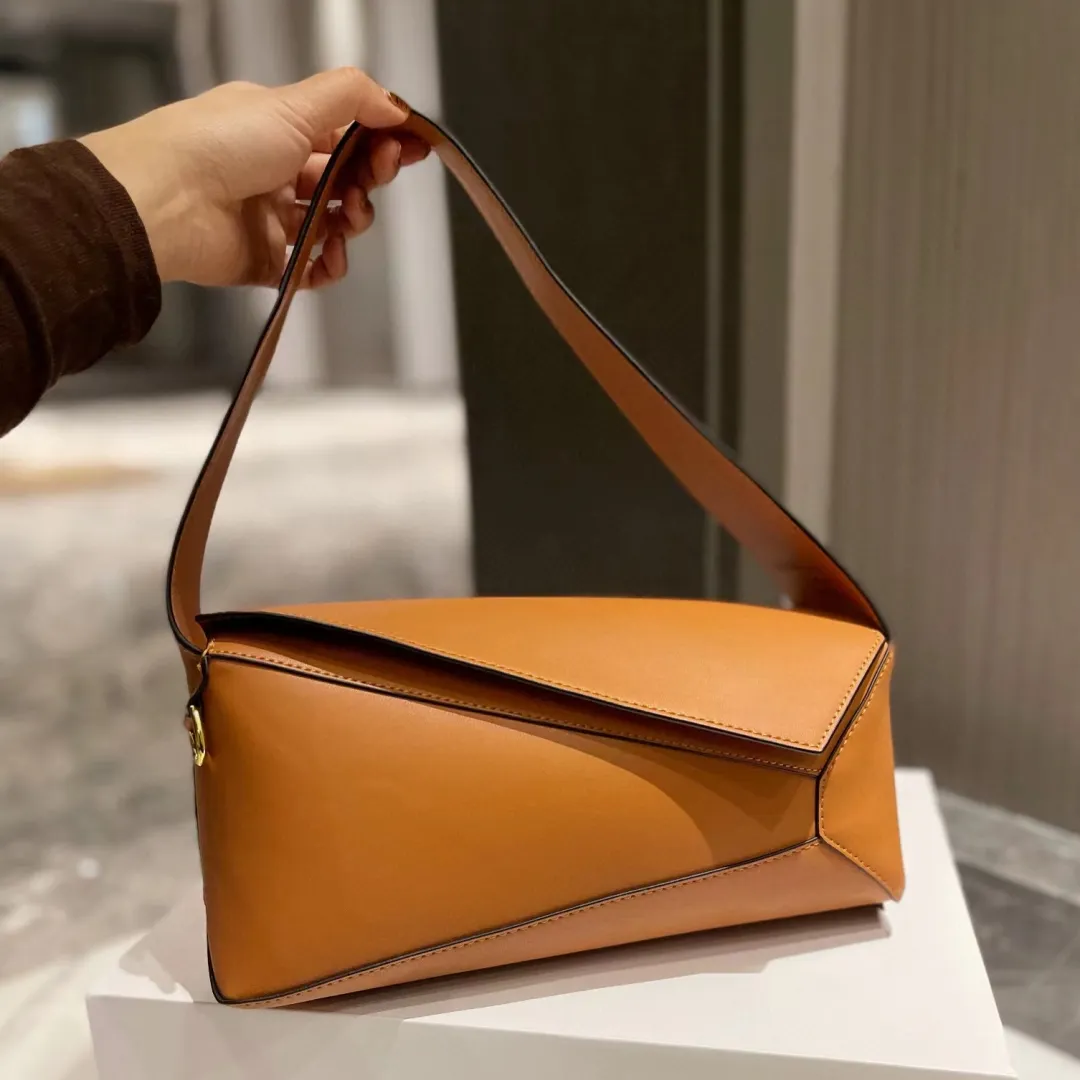 حقائب كتف لحفلات الإجازات 29 سم حقيبة تحت الإبط للنساء حقائب يد حمل حقيبة جلد البقر Crossbody Hobo نحيف هندسي مغطى بسحاب أمامي وخلفي P29012