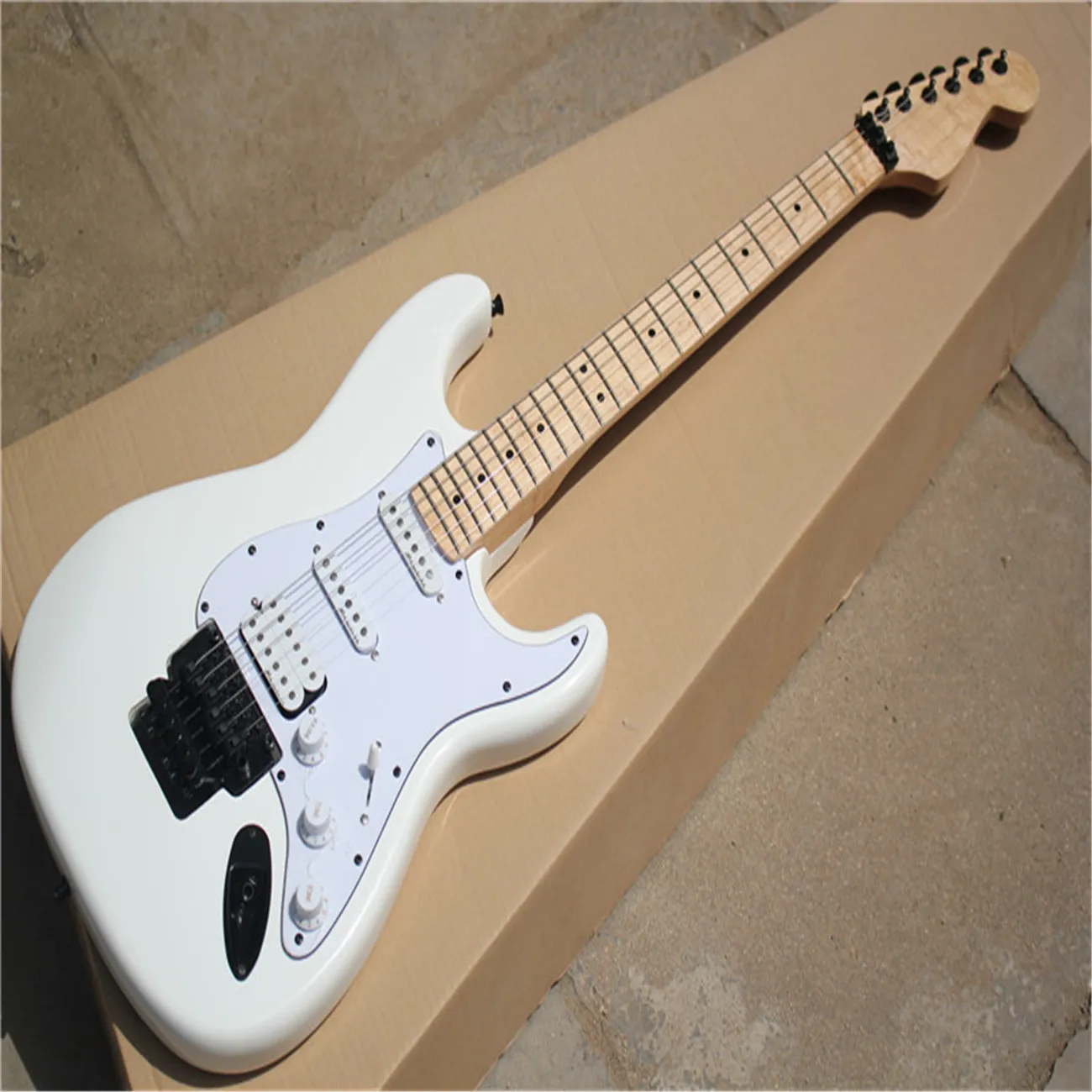 6-strunowa gitara elektryczna, biała farba, czarny metalowy sprzęt, podstrunnica klonowa