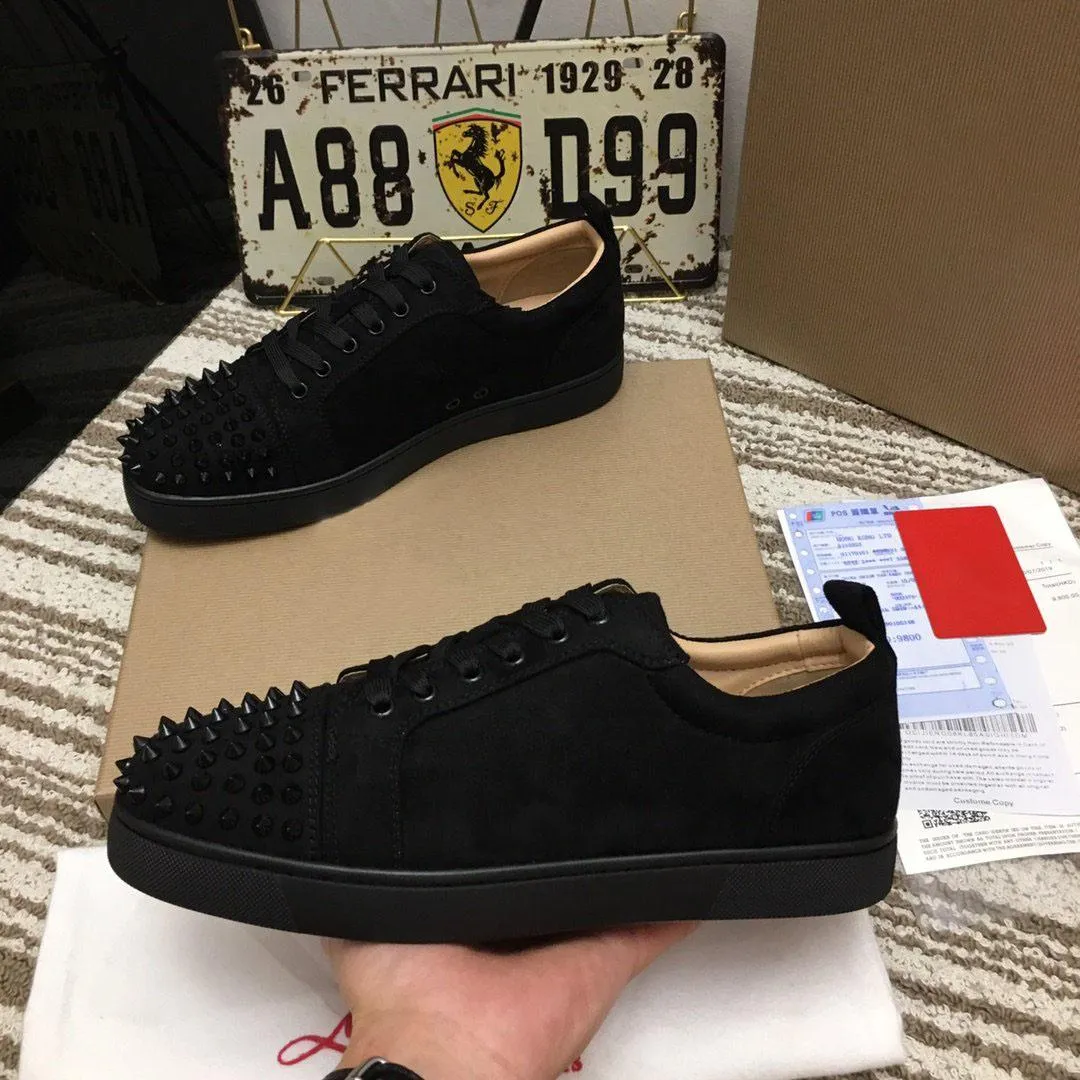 Casual skor sneakers plattform mode spikar stud sneaker röd svart vit sko snörning läder tränare med högkvalitativa män kvinnor chaussures storlek 35-45 med låda