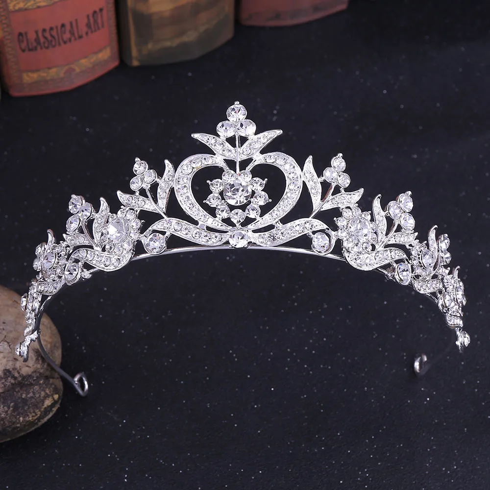 2021 Ny Vintage Barock Bridal Tiaras Tillbehör Prom Headwear Stunning Sheer Crystals Wedding Tiaras and Crowns 1918