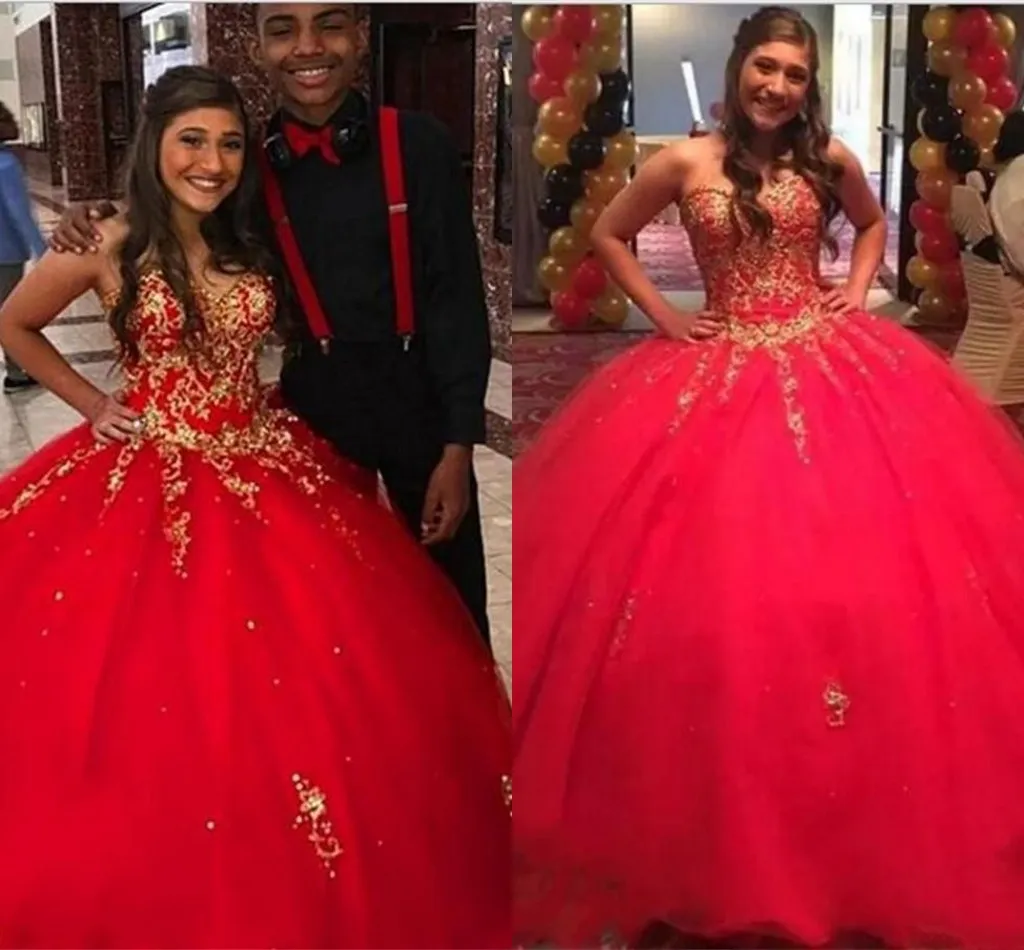 2021 Sweet 16 Dresses Red Ball Gowns Sweetheart Gorgeous Quinceanera Klänning Guld Appliques Lace Girl Party Formell Prom Evening Gowns Al7485