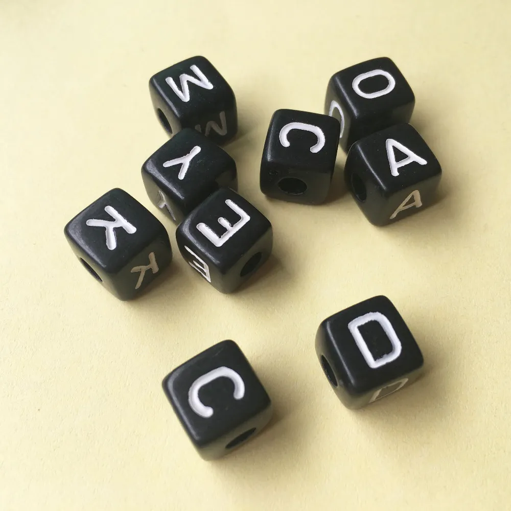 Vente en gros 550PCS / lot Mixte A-Z 10 * 10MM Noir avec impression blanche Plastique Acrylique Cube Carré Alphabet Lettre Perles Initiales 200930