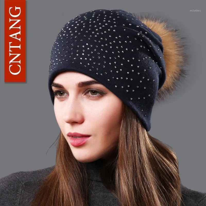 cntangファッション秋のビーニー女性のためのラインストーン帽子天然アライグマポンポムファーハット冬の温かい綿caps1