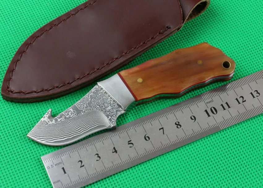 Högkvalitativ 5,1 tums Damaskus fast blad Straight Kniv VG10 Damascuss Steel Blades Cow Hornhandtag EDC Knivar med lädermantel