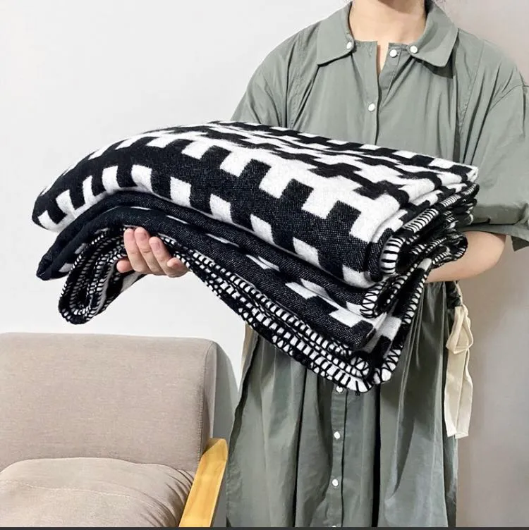130*180 cm Lettere Cashmere coperta all'uncinetto morbido scialle di lana morbida divano a piazze calda per viaggi in pile a maglia