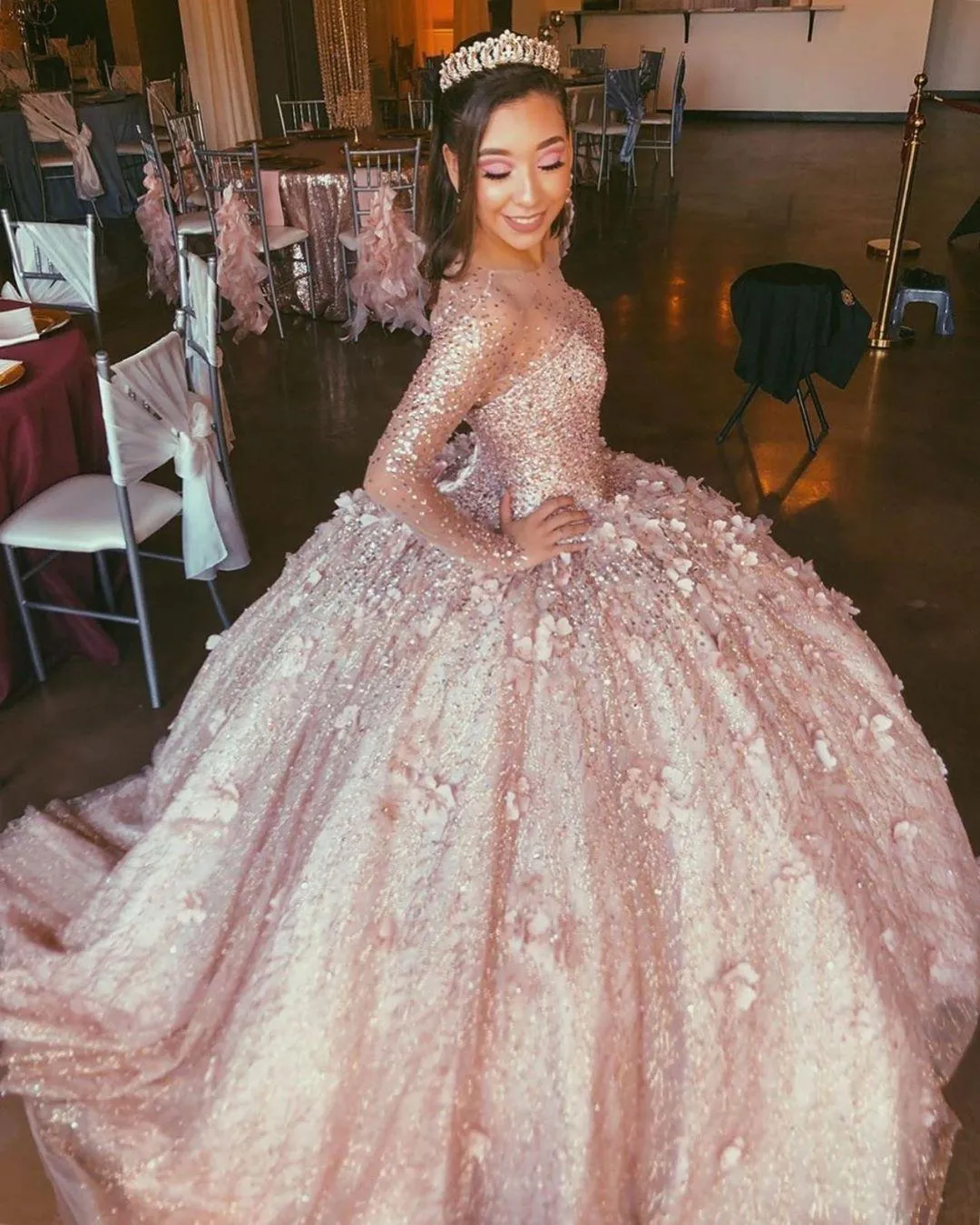 Şaşırtıcı Rose Gold Uzun Kollu 3D Çiçek Quinceanera Hüsniye Moda Balo Boncuklu Illusion Akşam Örgün törenlerinde Sweet 16 vestidos