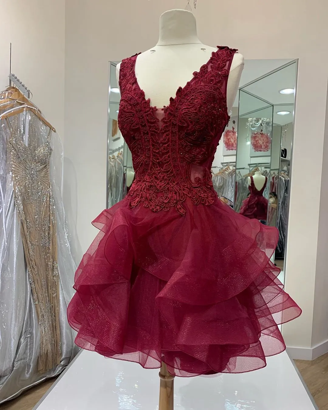 2021 Lace Cocktail Dress Burgundy Tulle Ruffle V-neck Sexy U Open Back Short Prom Homecoming Dress Girls Graduation Dress 5th Grade Cheap