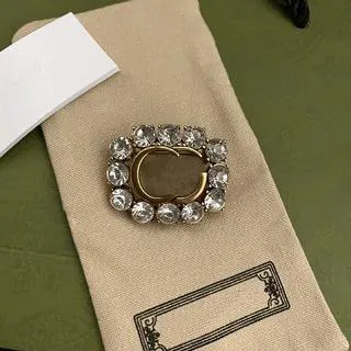 Gioielli di design di lusso Spilla Pin Famosa lettera Diamante Ornamenti di alta qualità Uomo Donna Abito Accessori Abbigliamento Decorazione207R