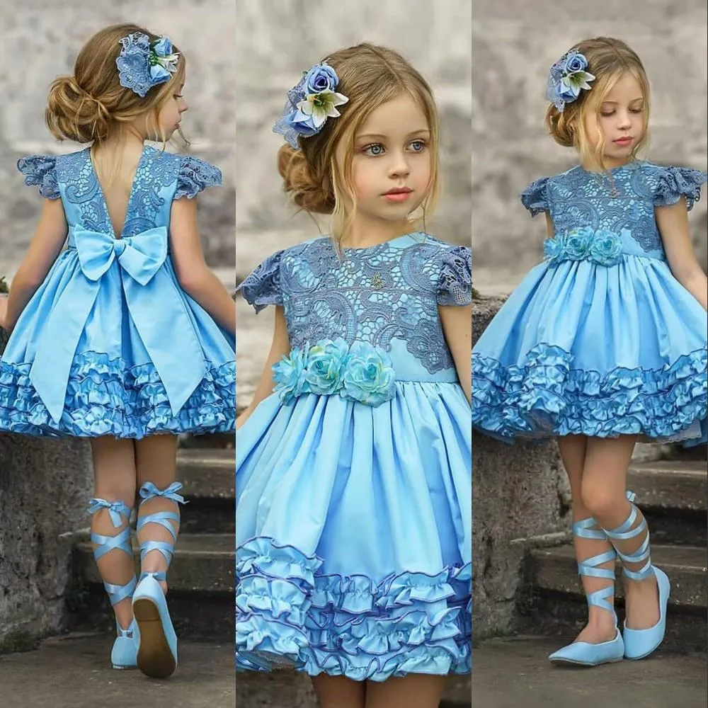 Kurze blaue Prinzessin-Blumenmädchenkleider für Hochzeiten, Juwelenhals, Spitzenapplikationen, Schleife, gestuft, für kleine Kinder, Baby-Kleider, Erstkommunion-Kleider