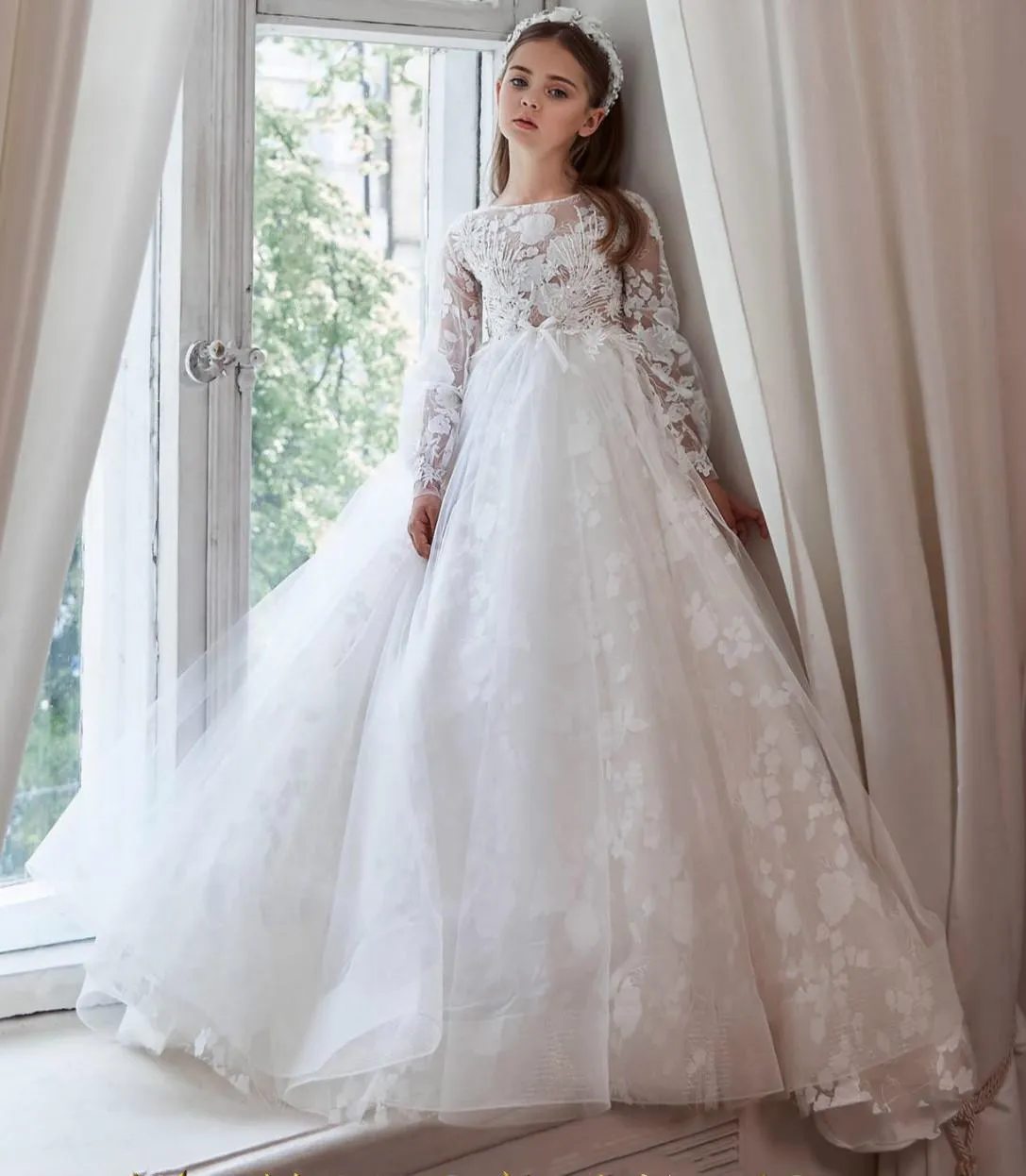 Dentelle perlée 2020 robes de fille de fleur manches longues col transparent petite fille robes de mariée pas cher Communion Pageant robes robes