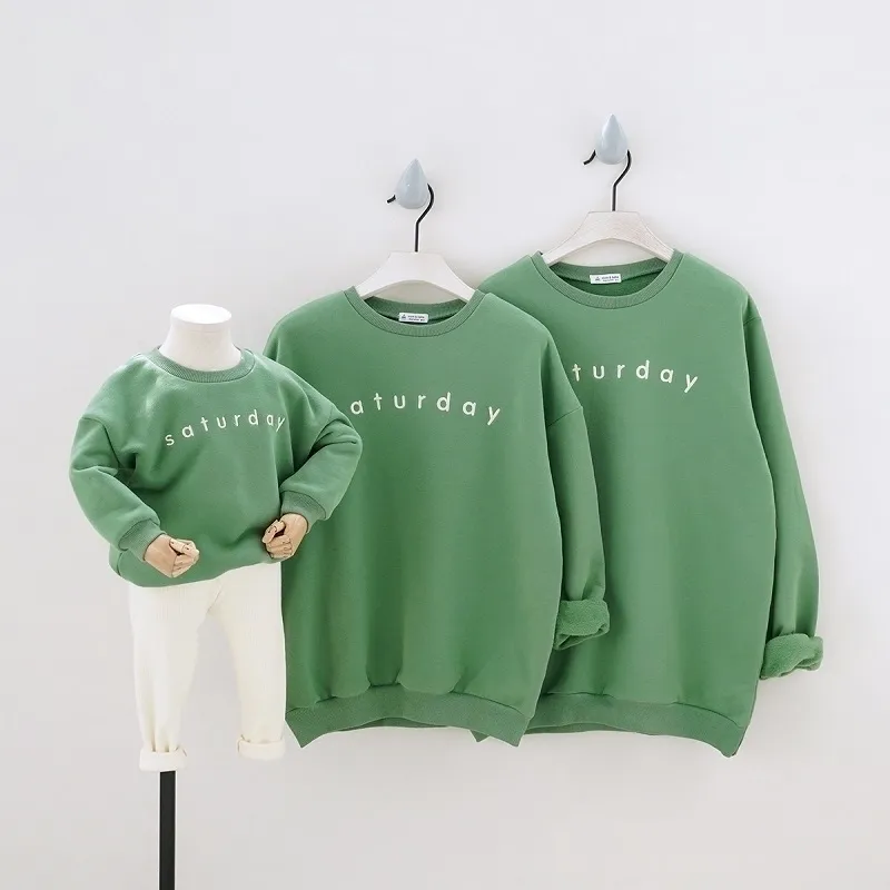 Autumn Winter Green Family Matching Outfits Look Mother Mommy and Me Daddy Baby Father Son Shirts Parent Child Outfits Clothes 201104