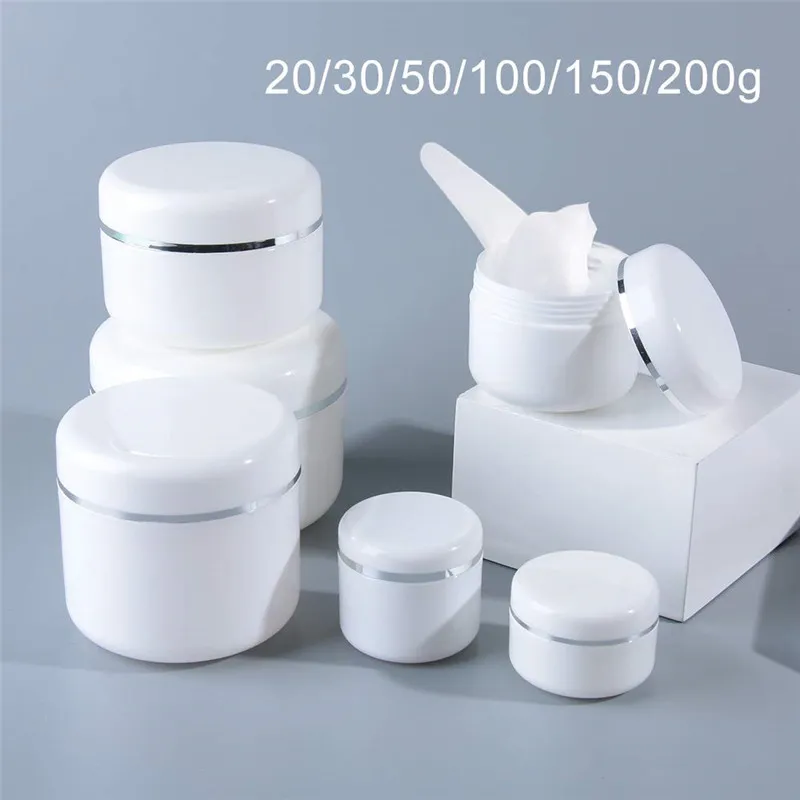 Recipiente recarregável de plástico branco com frascos vazios da tampa compõem os recipientes de armazenamento da loção de creme da cara da garrafa