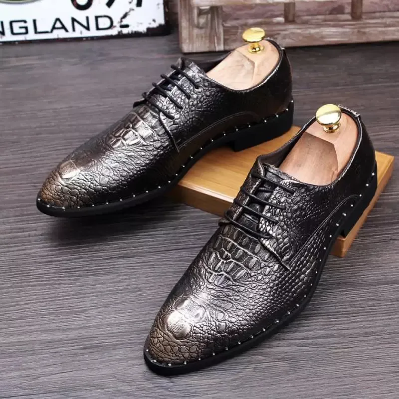 Designer di lusso Scarpe da uomo a punta in pelle Modello coccodrillo Rivetti Abito con lacci Abito da ballo da ballo Scarpe da palcoscenico Uomo Nero Rosso Oro 38-44