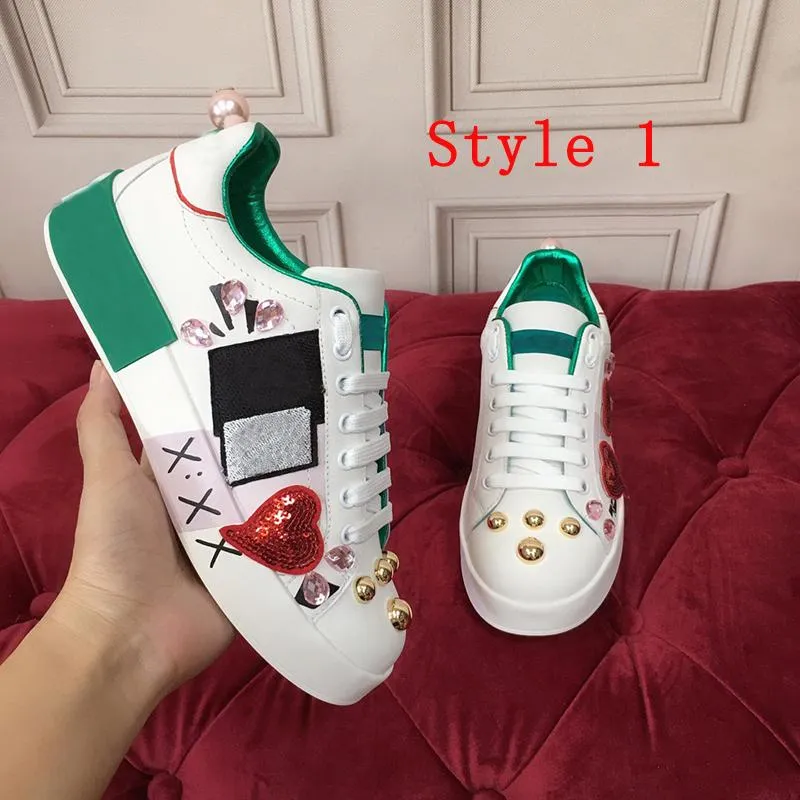 En Kaliteli Yeni Moda Erkekler Mektup Gerçek Deri Beyaz Ayakkabı Moda Düşük Topuk Bayanlar Açık Ayakkabı İnci Çift Modelleri Boyutu 35-45
