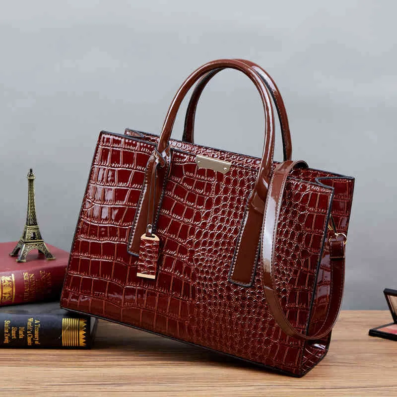 2021 جديد طلاء نمط التماسيح المرأة حقيبة أزياء كبيرة حمل المحمولة واحدة الكتف قطري