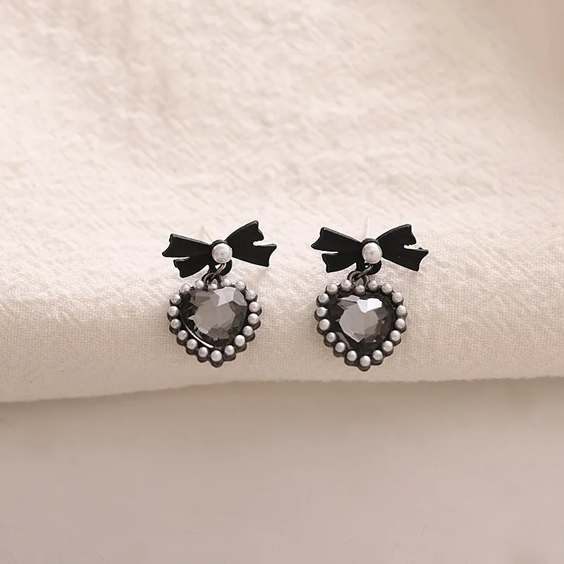 S2782 Modna biżuteria S925 Srebrne kolczyki dla kobiet słodkie czarne łuk serca Pearl Dangle Studs Kolczyki