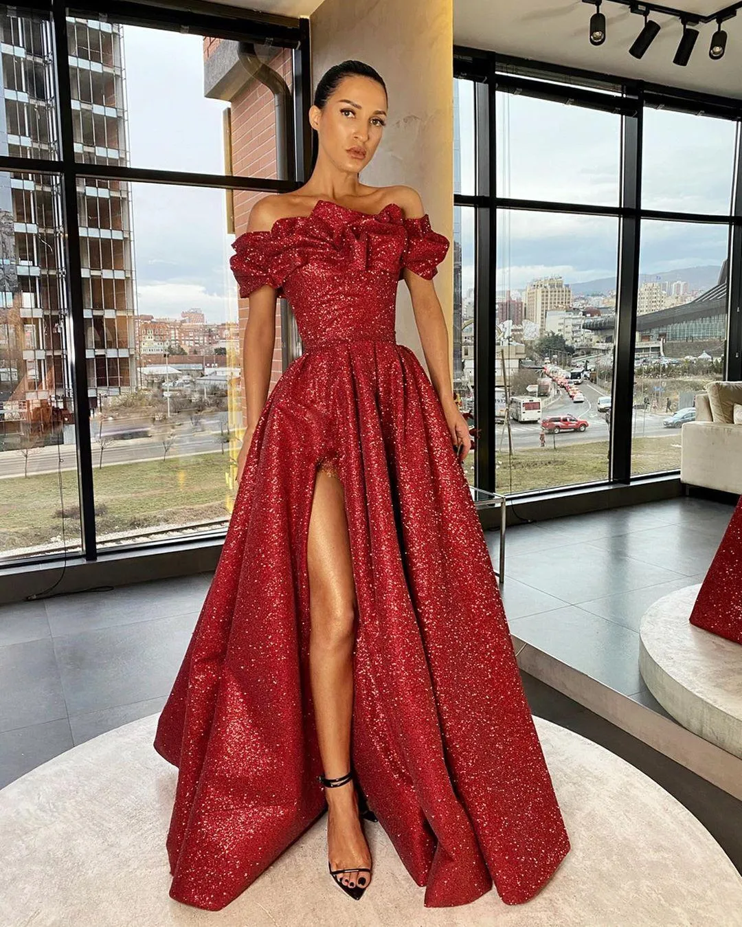 Aso ebi nouveau sexy robes de bal de dentelle à paillettes rouges foncées sexy au large des paillettes d'épaule hautement divisé le plancher robe de soirée formelle robes de fête robes de fête