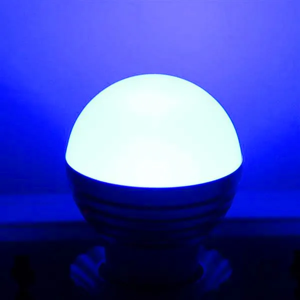 Livraison rapide E27 3W RGB LED Ampoule Dimmable ampoule 85-265V BULBURE DE L'APPOULEMENT D'Ampoule de haute qualité
