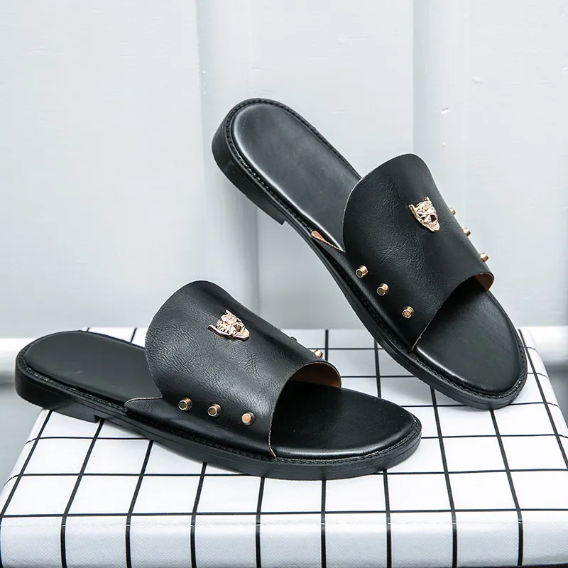 Mężczyźni Oryginalne Kapcie Skórzane Mieszkanie Komfort Beach Sliders Tide Mężczyzna Nit Stud Slipper Niepoślizgowe Czarne Męskie Casual Spikes Buty Gumowe Duży rozmiar 38-48