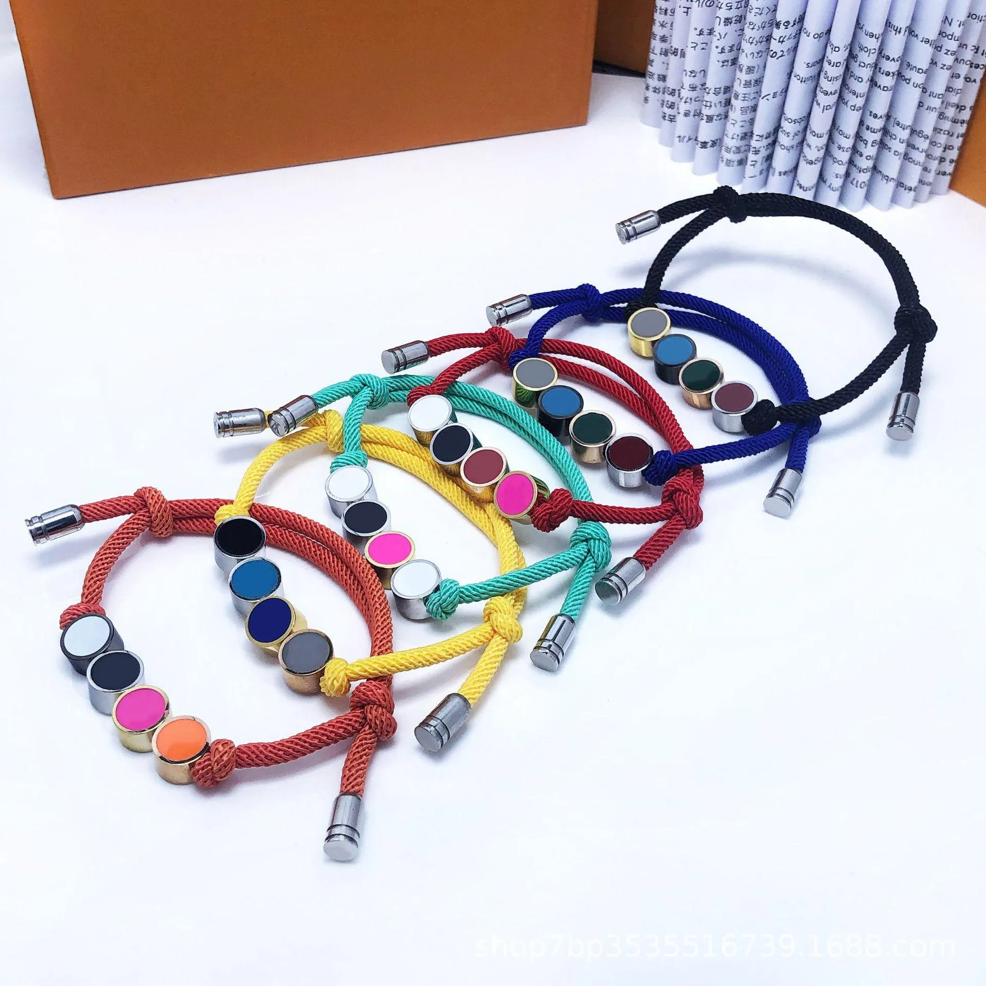 2021 nouveau Bracelet de couleur télescopique en acier titane hommes et femmes Bracelet de mode quatre petites perles Bracelet imprimé