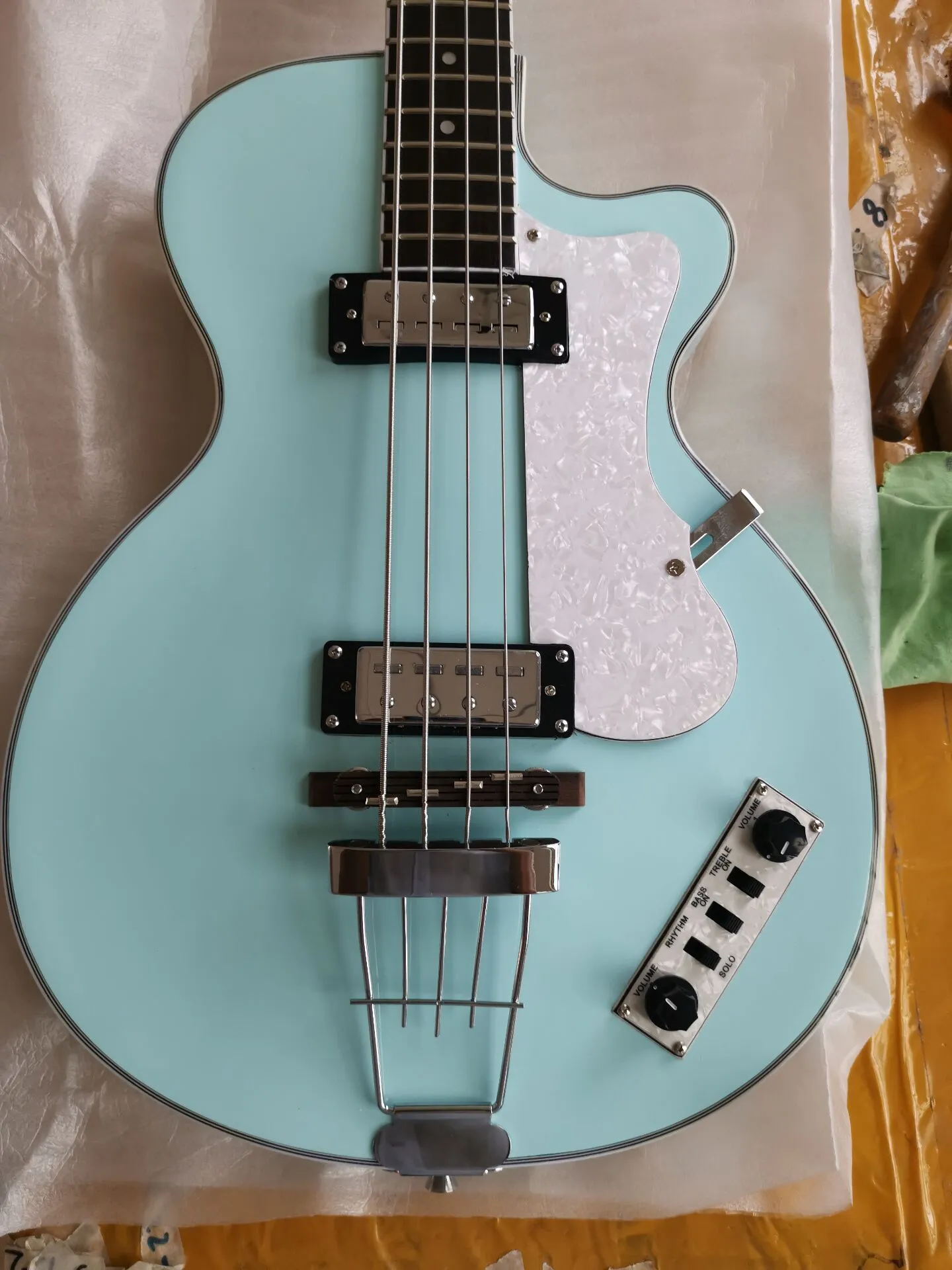 1950s Hofner Contemporary HCT 500 2 Violin Club Bass Selder Guitar 125th Anniversary Edition In Light Green With 30 Short Scale And White Pearl Pickguard From Jugg guitar 126.14 DHgate.Com