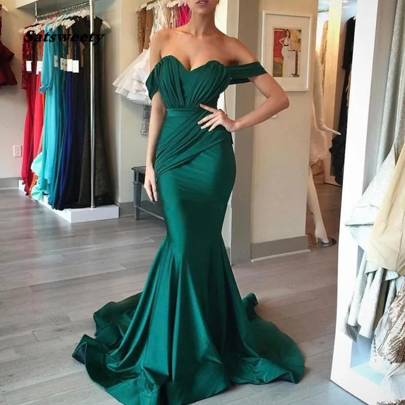 Emerald Green Bridesmaid klänningar 2023 med ruffles sjöjungfru av axel billig bröllop gust klänning junior piga av hedersklänningar