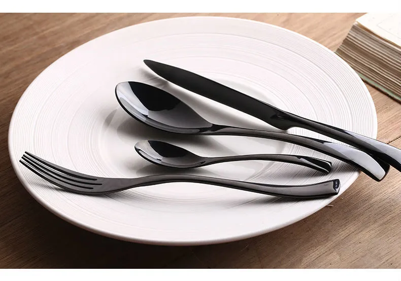 4-teiliges schwarzes Besteckset - Steakmesser, Gabel, modernes Design_voghion.com
