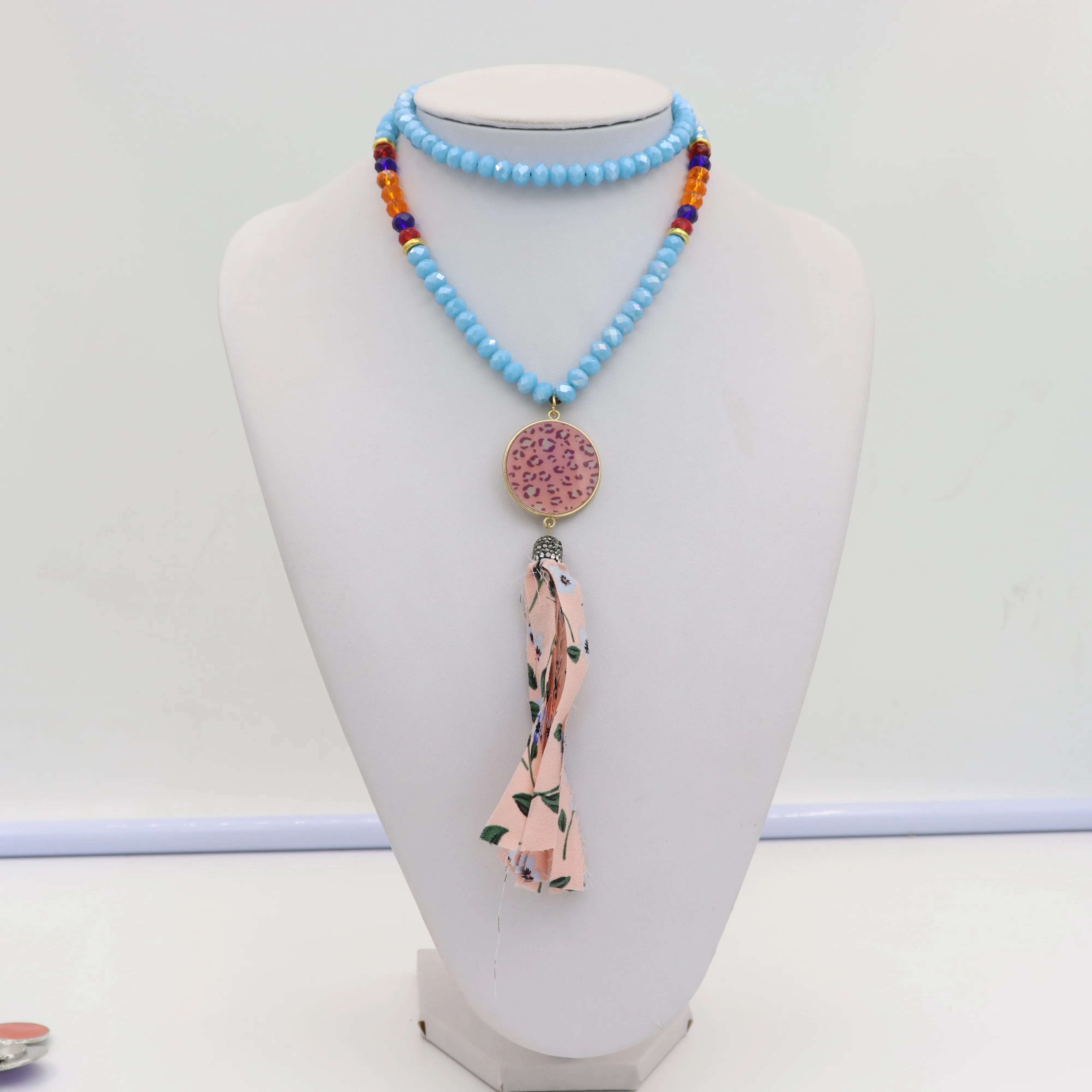 Personnalité transfrontalière collier de perles de cristal copeaux de bois imprimé serpent tissu léopard gland pendentif chaîne de vinaigrette