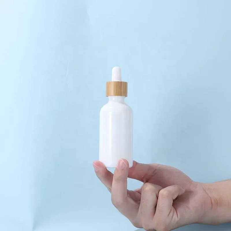 空白の白い磁器の滴ボトル10ml 15ml 20ml 30ml竹のふたが付いているエッセンシャルオイルの化粧品のための100ml