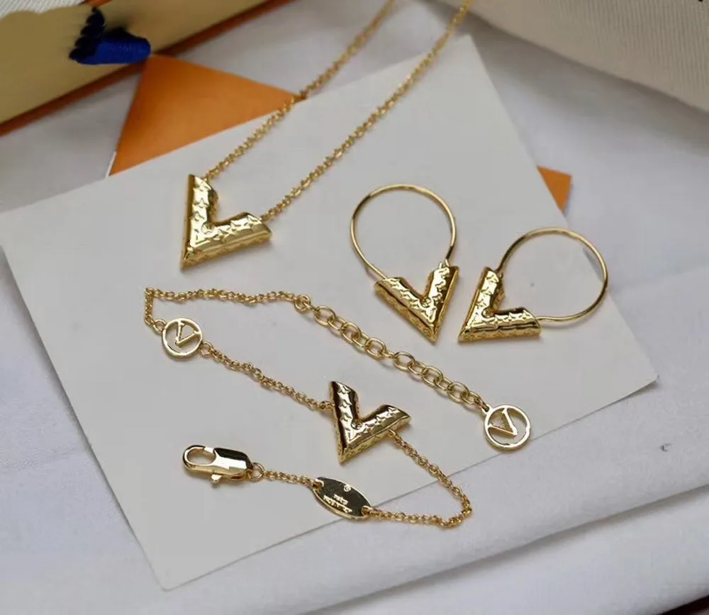 Europe America Style Jewelry Sets Lady Women Titanium Steel Engraved V Initials Charm  V Letter Necklace Bracelet Earrings M63197