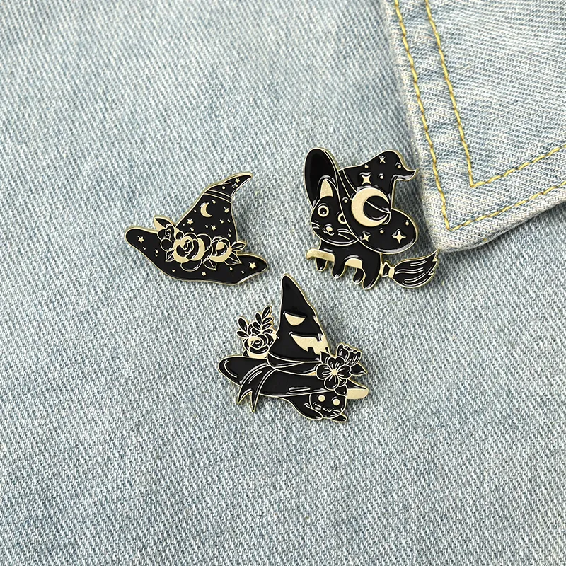 Halloween magiska hattar emalj pins svart vit häxa söta katter kvast broscher gåva för vän fest smycken kvinnor lapel pins kläder väskor