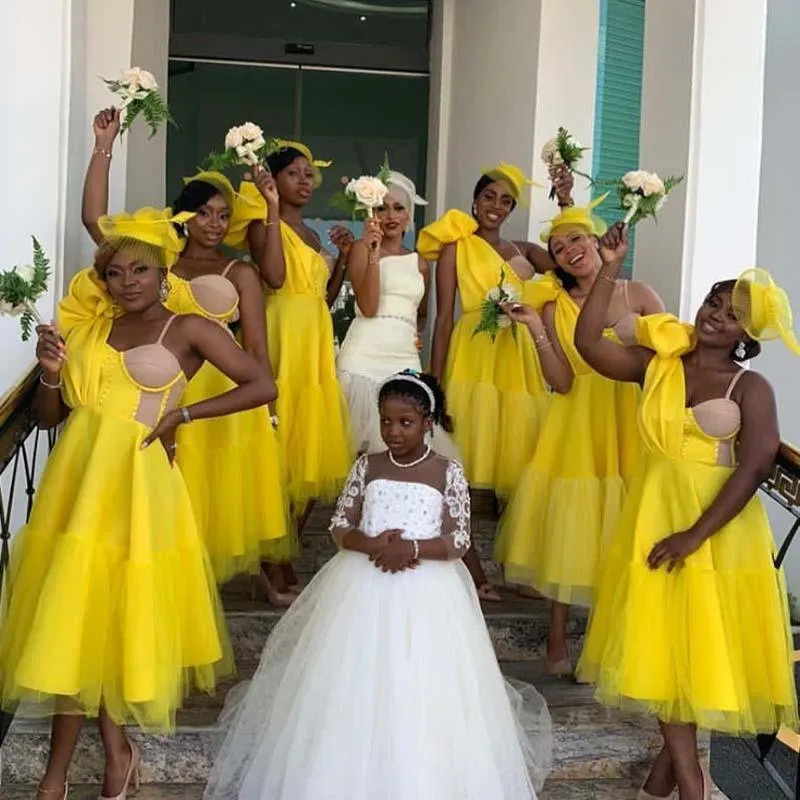 Robes de demoiselle d'honneur jaune vif Spaghetti Broupeaux Ruffles Boutons Thé Longueur Tulle African Plus taille plus taille d'honneur Vestidos 403 403 403