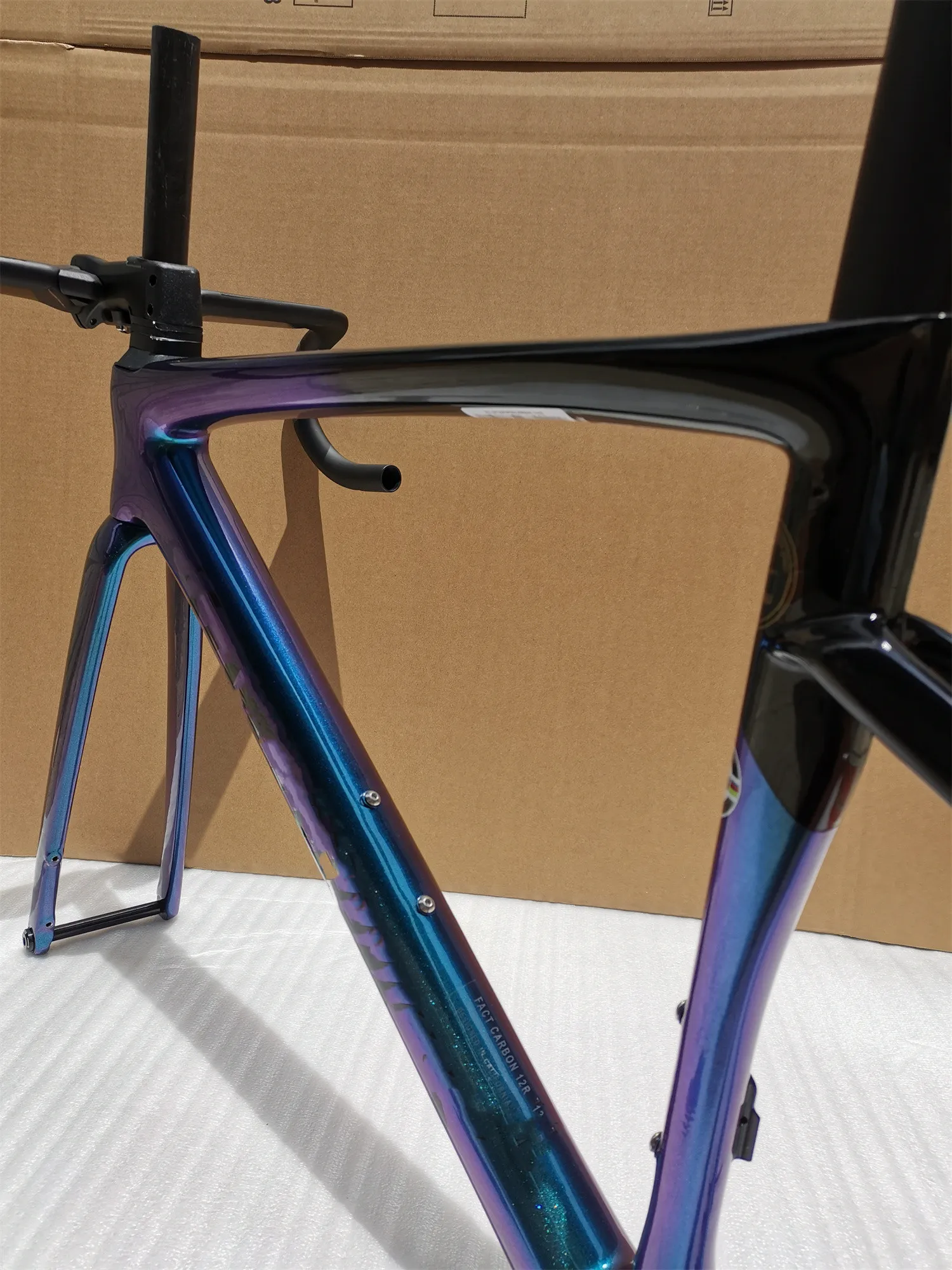 lightweight carbon road bike frame for Fit both DI2 and Mechanical group 700C carbon frames available in multiple colors