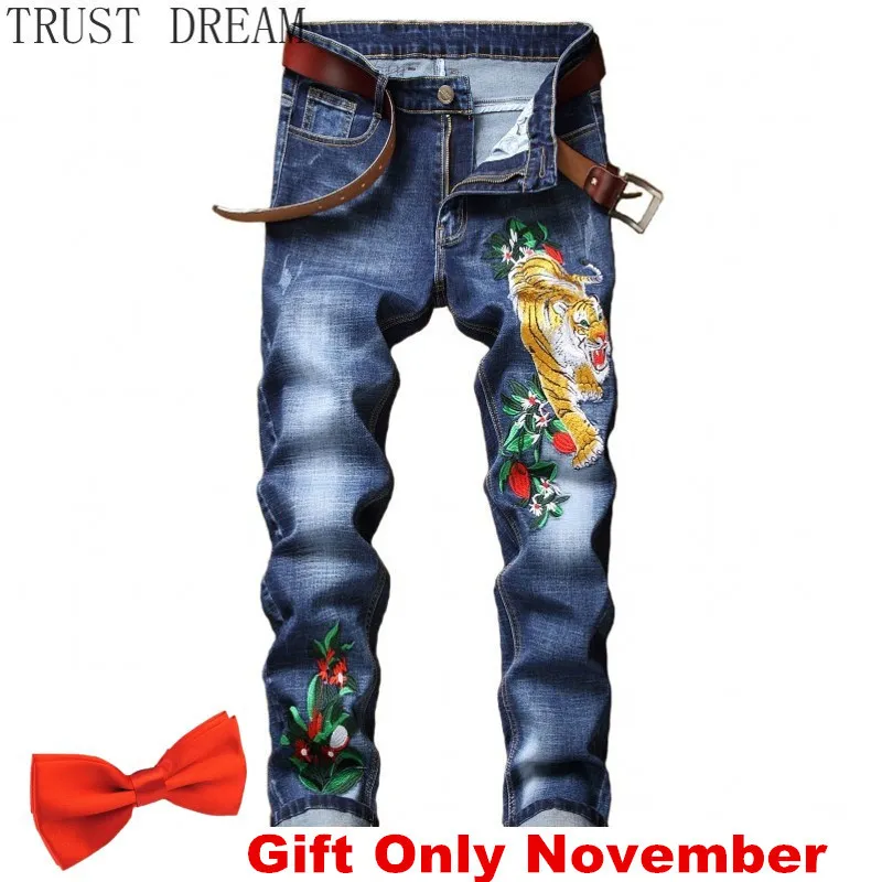 Europeus estilo homens esticar jeans fino bordado calças tigre flor calças de pé masculino casual streetwear roupa legal c1123