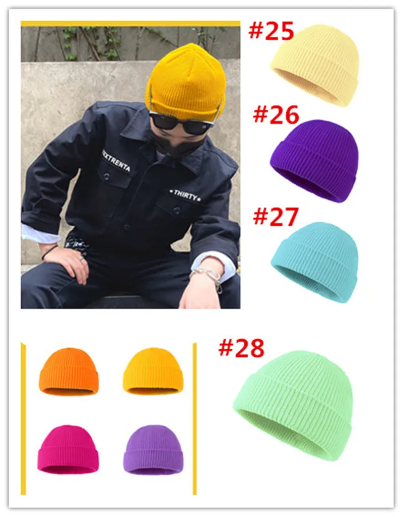 2021年の新しいクロスボーダーニット女性の帽子は、冬のニット帽子の男性のしっかりした色を暖かく保ちます。