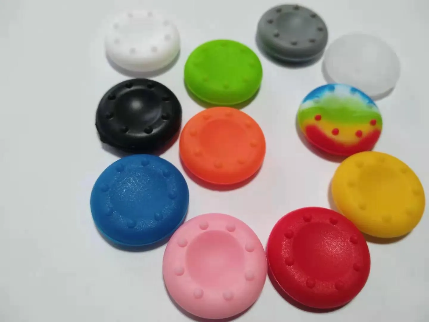 Miękkie antypoślizgowe silikonowe thumsticks Cap thumb Stick Caps Joystick Obejmuje uchwyty Okładka dla PS3 PS4 PS5 Xbox One / Xbox 360 Controlers 2000PC