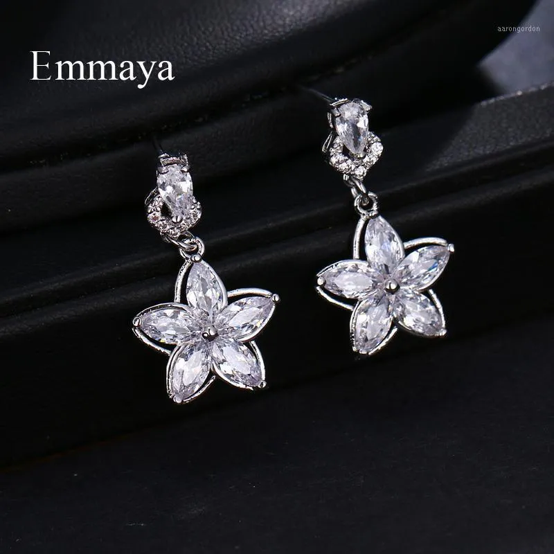 Stud Emmaya Saison Arrivée Dazzling Star-forme Argent Plaqué avec cadre Zircone pour dames Boucle d'oreille brillante attrayante en fête1